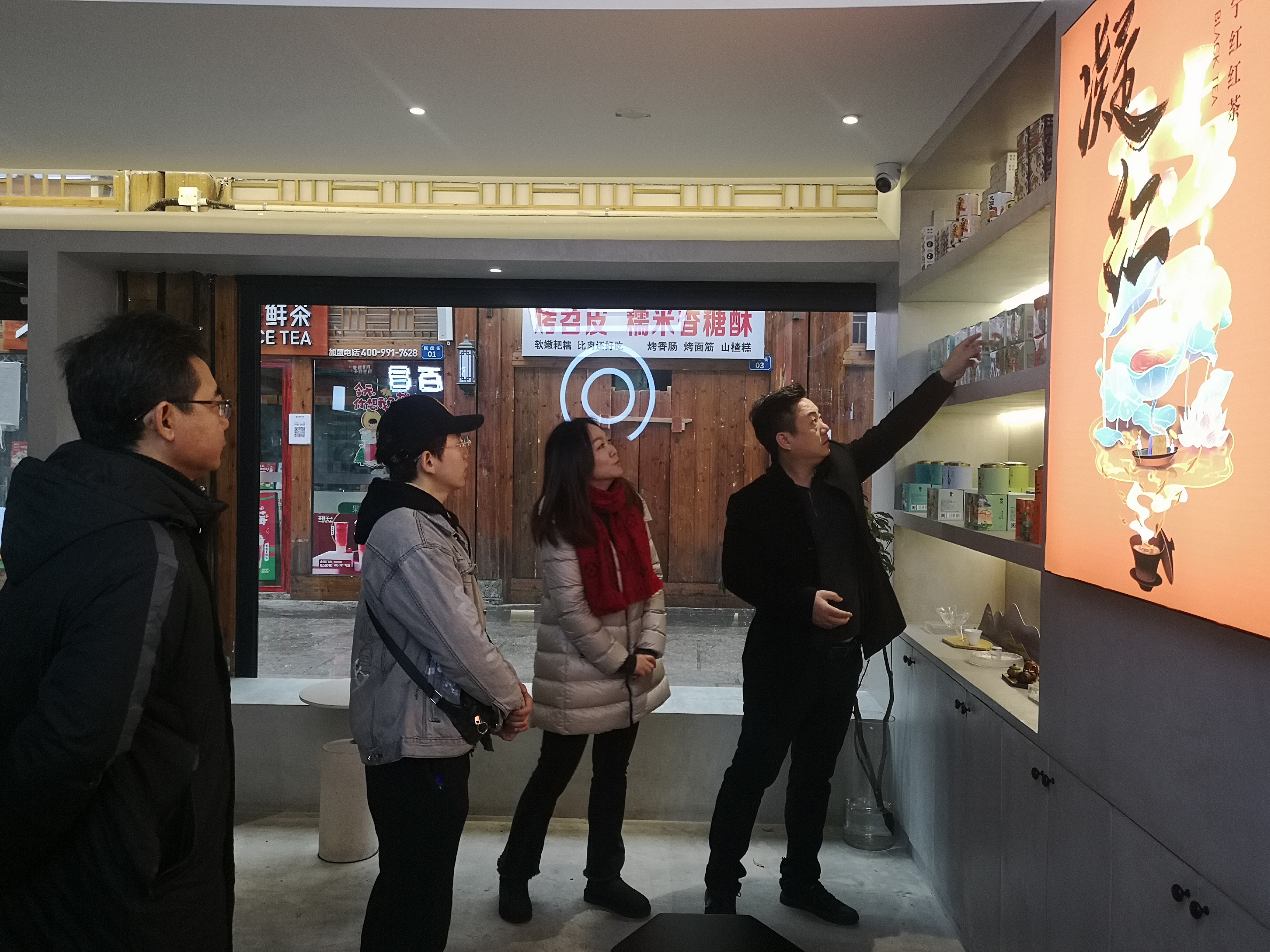 李文輝調(diào)研“有里吾茶”旗艦店和萬花百合•VR倉儲式超市項(xiàng)目工地
